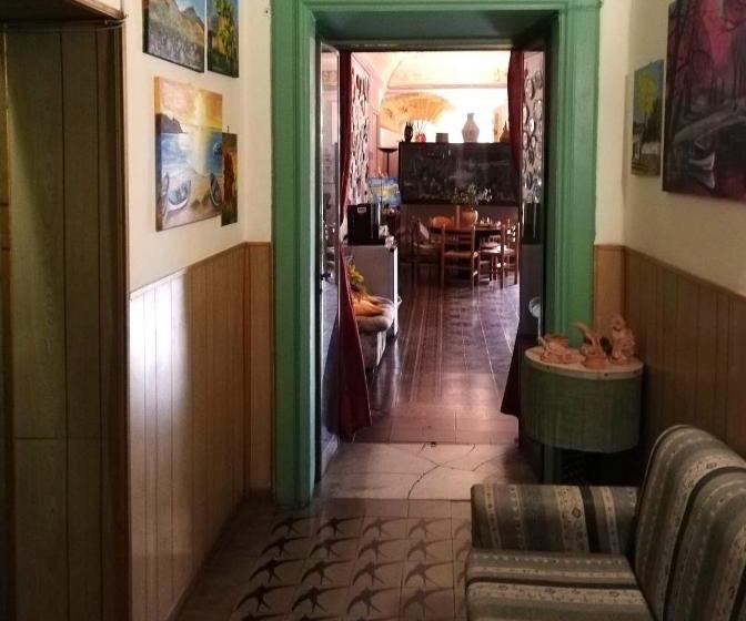 تختخواب و صبحانه Holland International Rooms