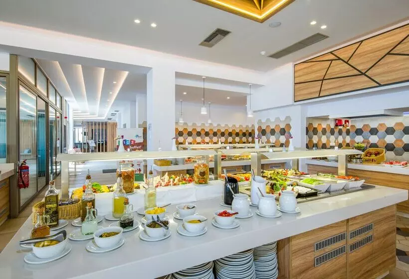 هتل Kiani Beach Resort Family All Inclusive