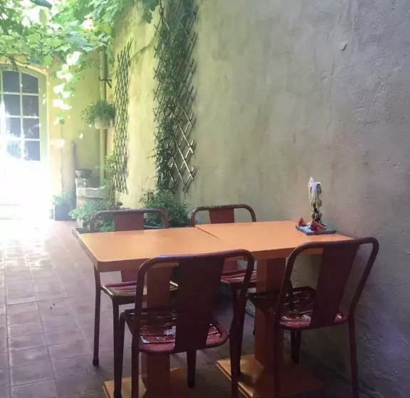تختخواب و صبحانه Le Patio D Arles