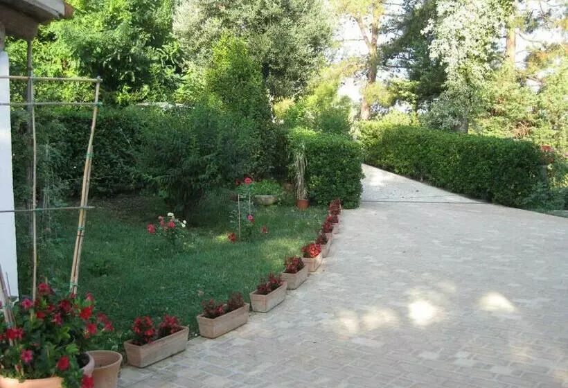 Aamiaismajoitus (B&B) Casa Dei Pini Country House