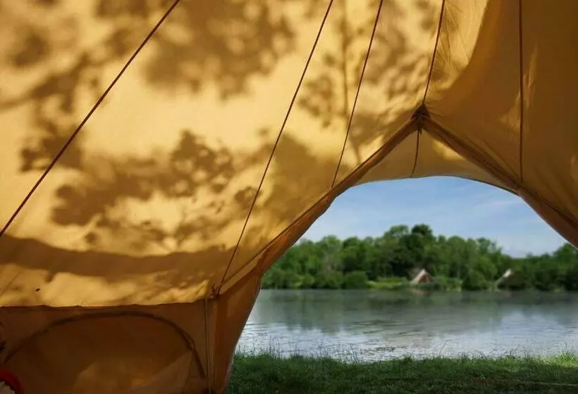 ホテル Marston Park Luxury Lakeside Bell Tents