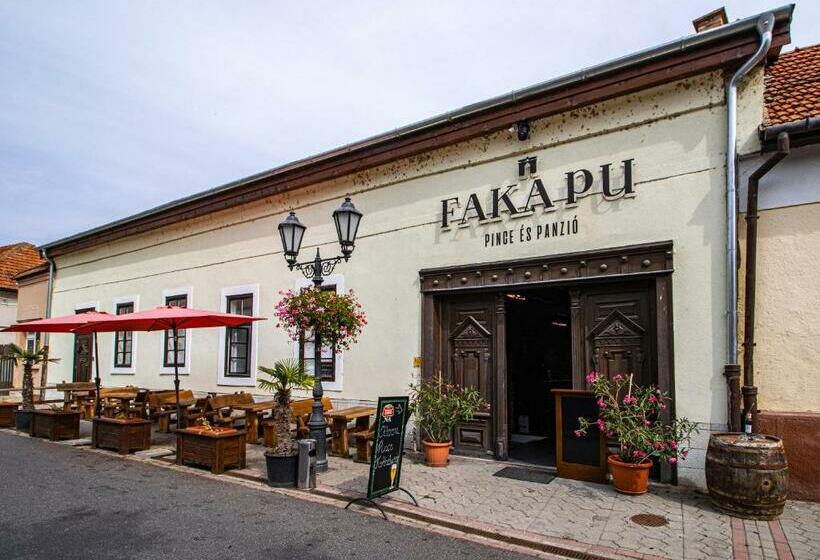 مبيت وإفطار Fakapu Pince és Panzió