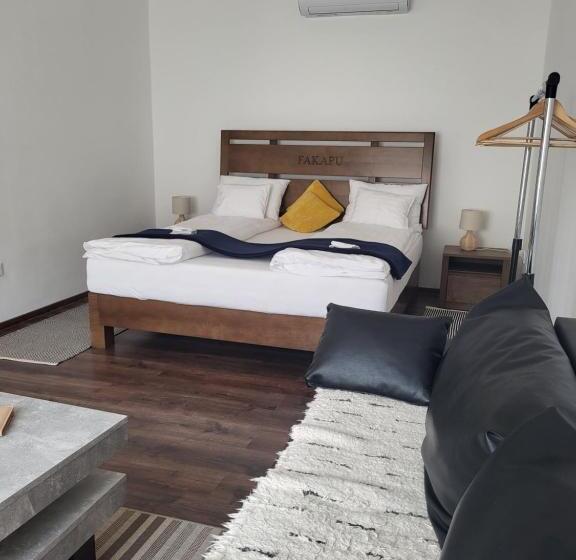 مبيت وإفطار Fakapu Pince és Panzió