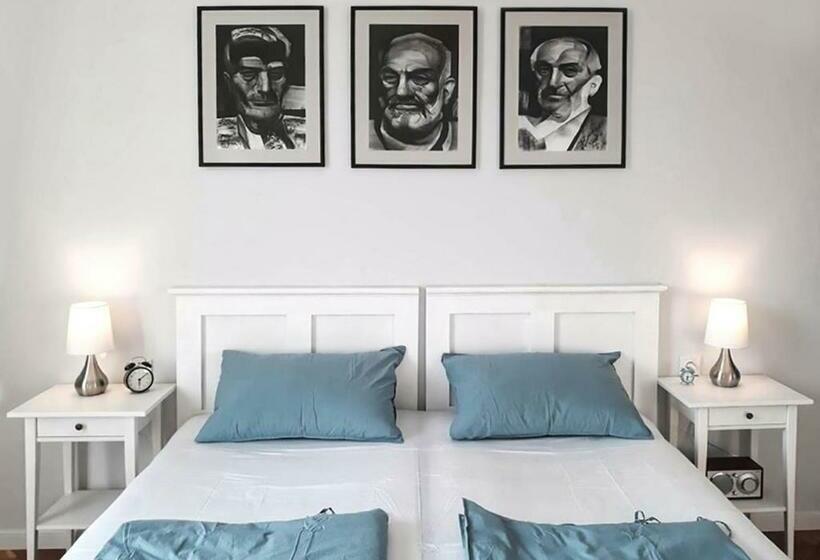 تختخواب و صبحانه Hangers