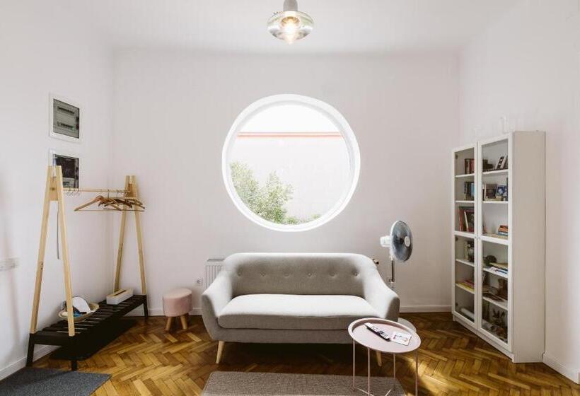 تختخواب و صبحانه Hangers