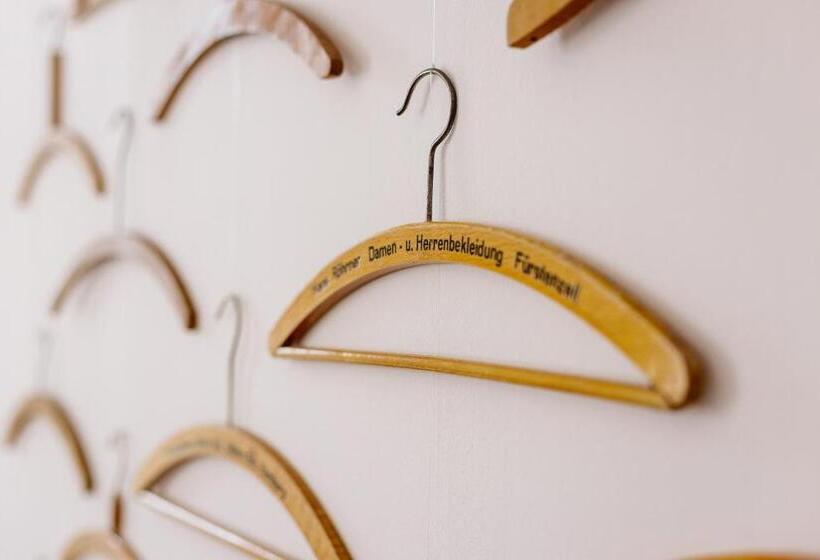 تختخواب و صبحانه Hangers