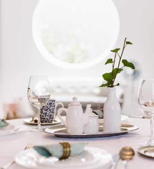 تختخواب و صبحانه Hangers