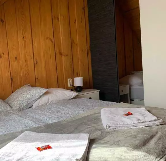 Aamiaismajoitus (B&B) Gyurka Kisrönkház