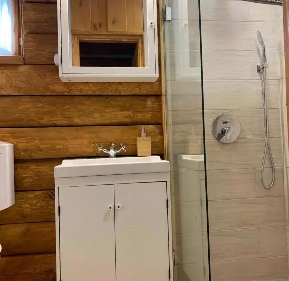 Aamiaismajoitus (B&B) Gyurka Kisrönkház