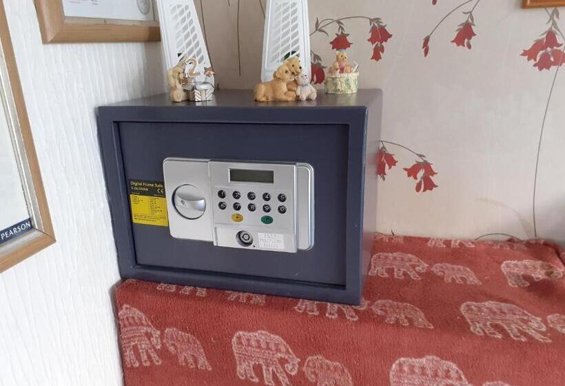 Pensió 2 Single Beds For 2 Guest, Large Room, Sofa, Netflix, Garden View, Patio & Seating