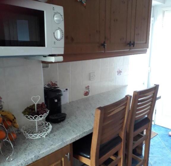 Pensió 2 Single Beds For 2 Guest, Large Room, Sofa, Netflix, Garden View, Patio & Seating