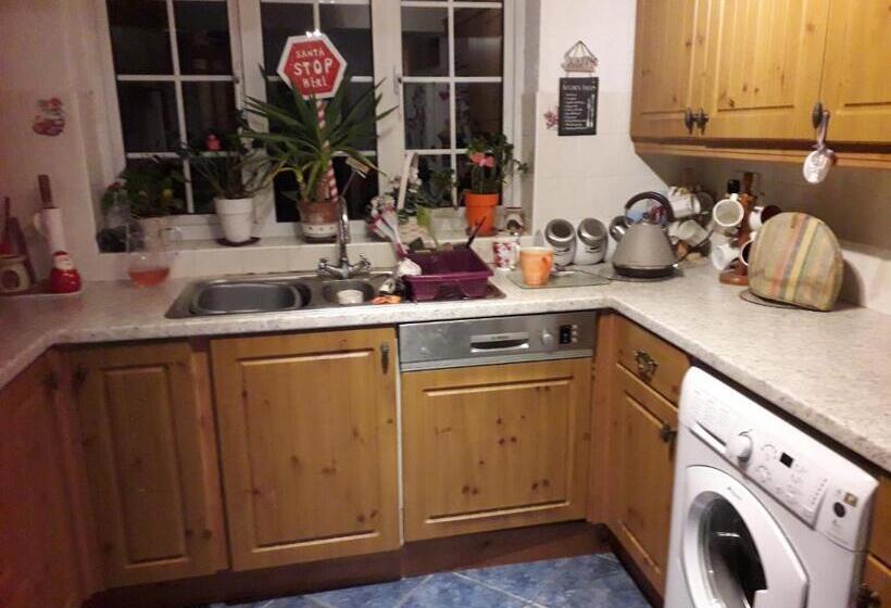 Pensió 2 Single Beds For 2 Guest, Large Room, Sofa, Netflix, Garden View, Patio & Seating