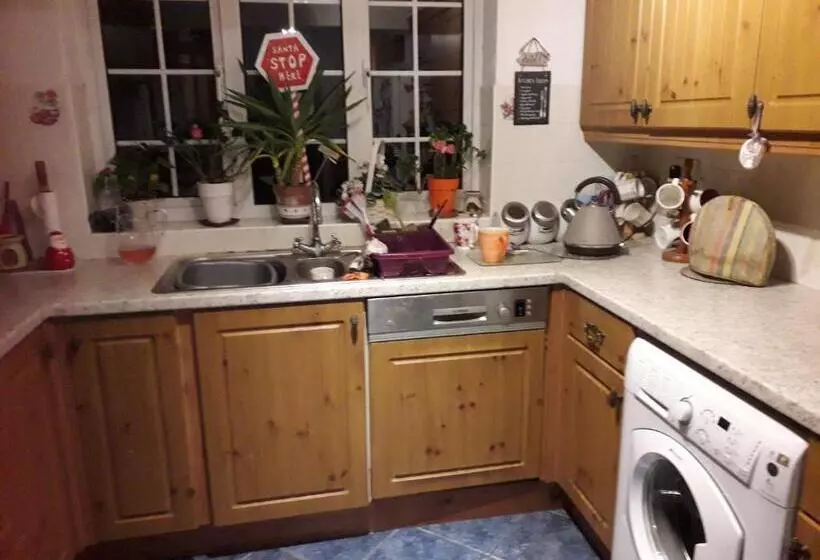 Majatalo 2 Single Beds For 2 Guest, Large Room, Sofa, Netflix, Garden View, Patio & Seating