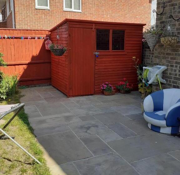 Pensió 2 Single Beds For 2 Guest, Large Room, Sofa, Netflix, Garden View, Patio & Seating