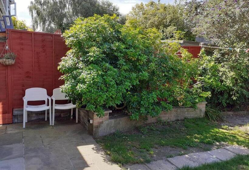 Pensió 2 Single Beds For 2 Guest, Large Room, Sofa, Netflix, Garden View, Patio & Seating