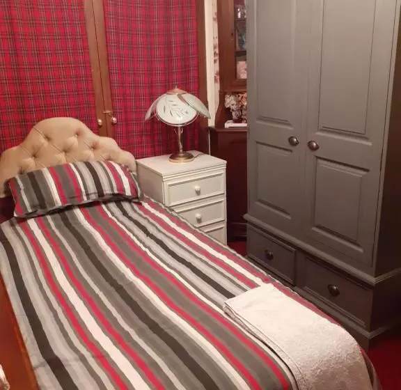 Majatalo 2 Single Beds For 2 Guest, Large Room, Sofa, Netflix, Garden View, Patio & Seating