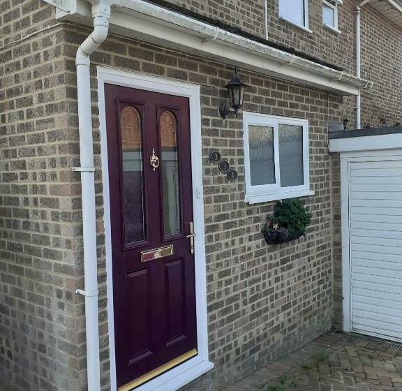 Pensió 2 Single Beds For 2 Guest, Large Room, Sofa, Netflix, Garden View, Patio & Seating