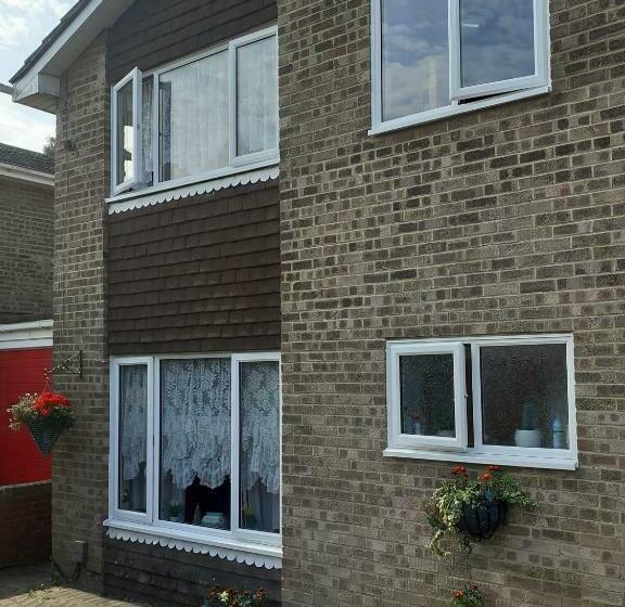 Pensió 2 Single Beds For 2 Guest, Large Room, Sofa, Netflix, Garden View, Patio & Seating