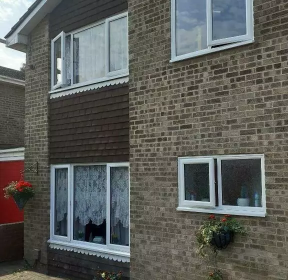 Majatalo 2 Single Beds For 2 Guest, Large Room, Sofa, Netflix, Garden View, Patio & Seating