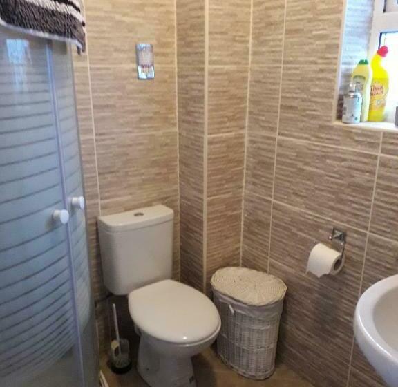 Pensió 2 Single Beds For 2 Guest, Large Room, Sofa, Netflix, Garden View, Patio & Seating