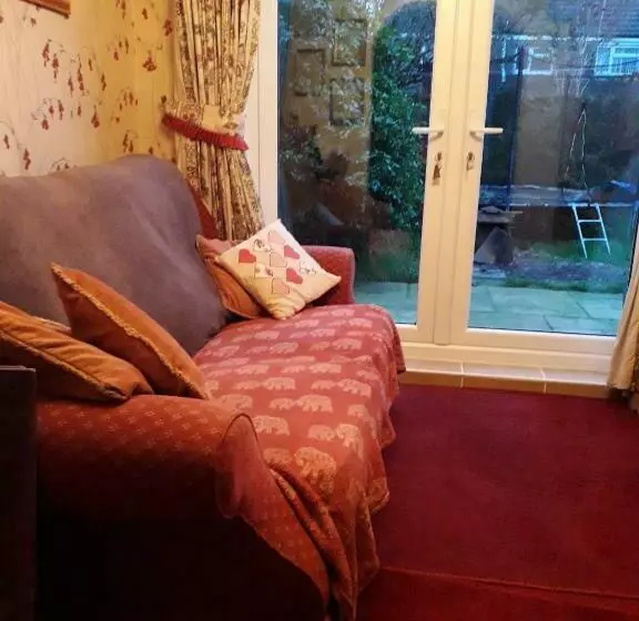 Majatalo 2 Single Beds For 2 Guest, Large Room, Sofa, Netflix, Garden View, Patio & Seating