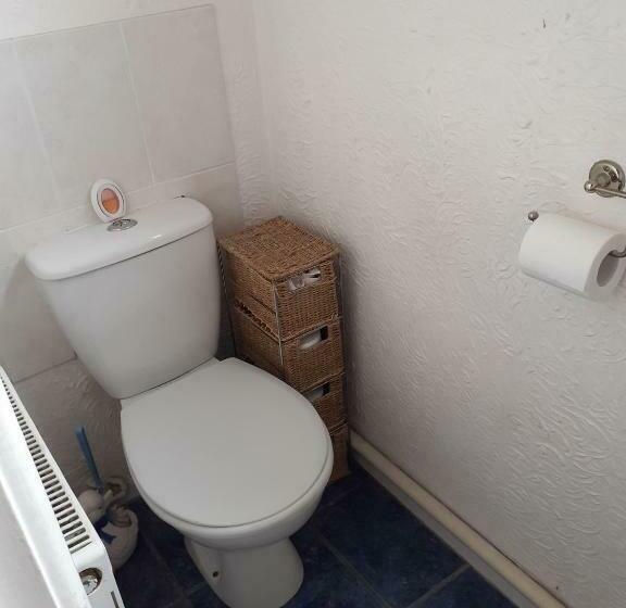 Pensió 2 Single Beds For 2 Guest, Large Room, Sofa, Netflix, Garden View, Patio & Seating