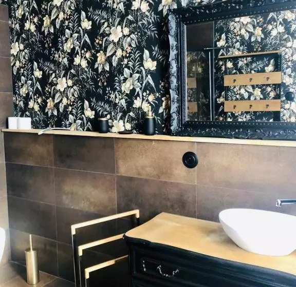 تختخواب و صبحانه A La Villa Perroy Les Chambres Sont Spacieuses Et Les Petit Déjeuners Offerts