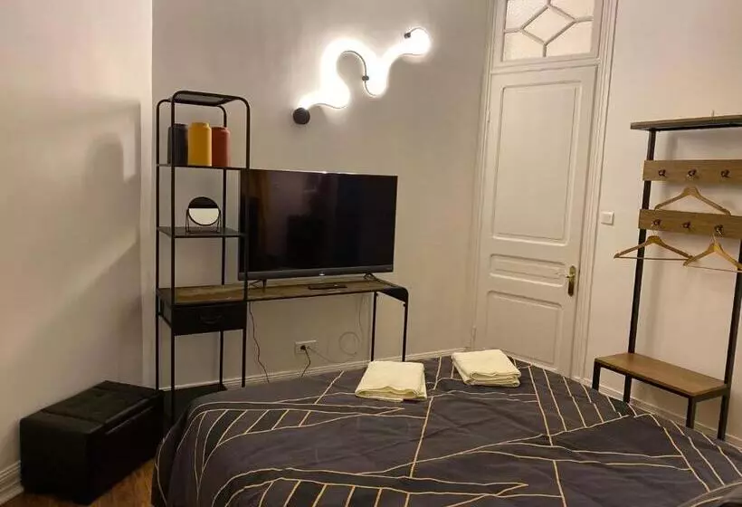 تختخواب و صبحانه A La Villa Perroy Les Chambres Sont Spacieuses Et Les Petit Déjeuners Offerts