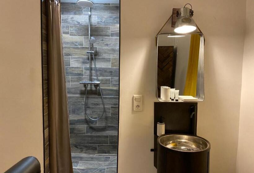 Bed and Breakfast A La Villa Perroy Les Chambres Sont Spacieuses Et Les Petit Déjeuners Offerts