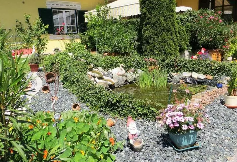 Aamiaismajoitus (B&B) Gästehaus Strini