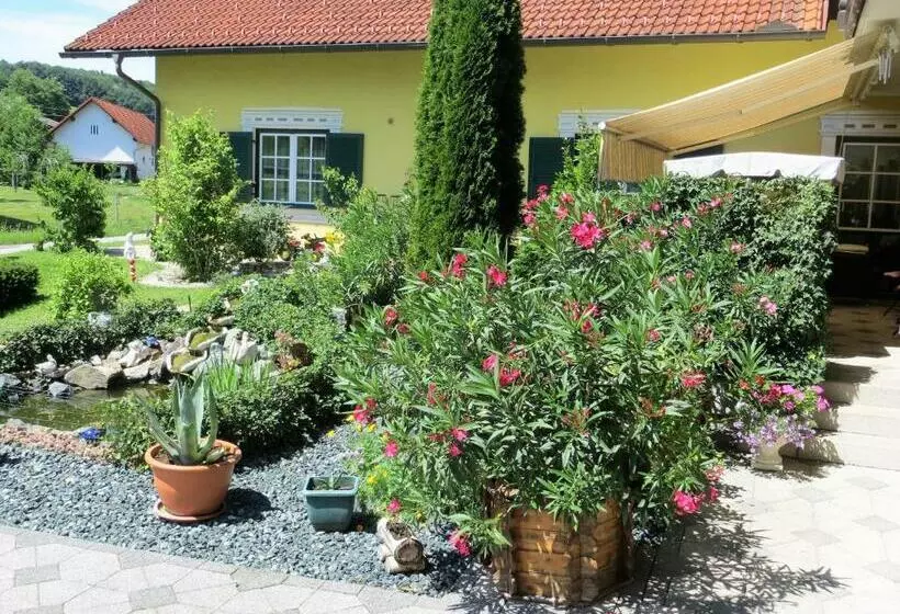 Aamiaismajoitus (B&B) Gästehaus Strini