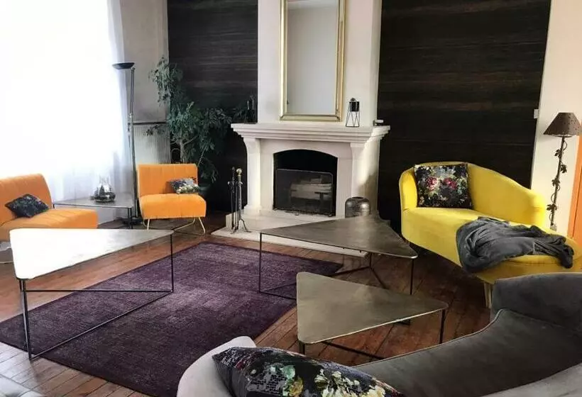 تختخواب و صبحانه A La Villa Perroy Les Chambres Sont Spacieuses Et Les Petit Déjeuners Offerts