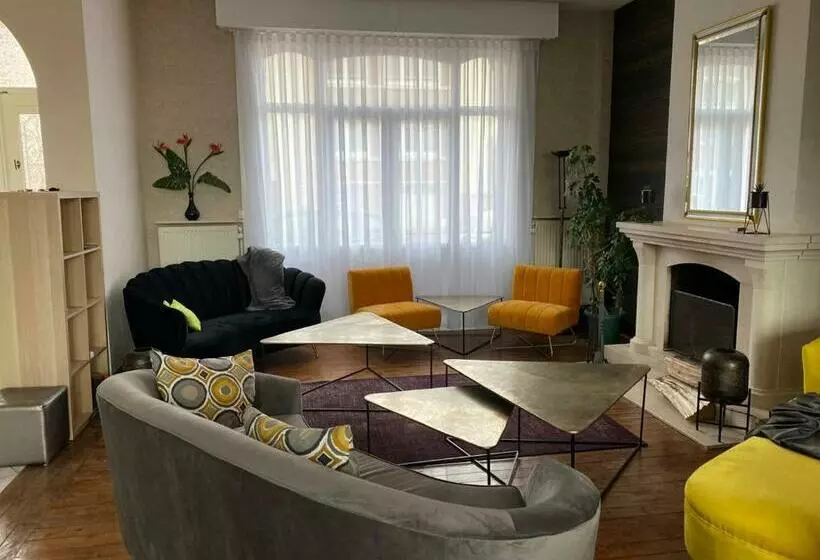 تختخواب و صبحانه A La Villa Perroy Les Chambres Sont Spacieuses Et Les Petit Déjeuners Offerts