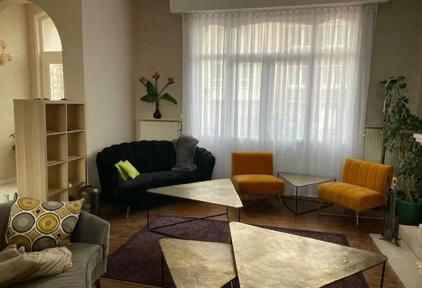 تختخواب و صبحانه A La Villa Perroy Les Chambres Sont Spacieuses Et Les Petit Déjeuners Offerts