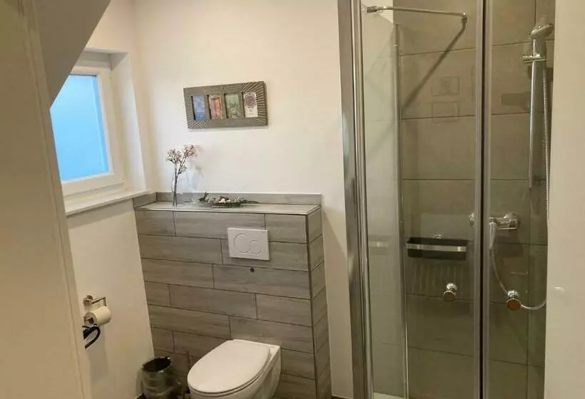 Aamiaismajoitus (B&B) Gäste Und Messezimmer Adelheidsdorf