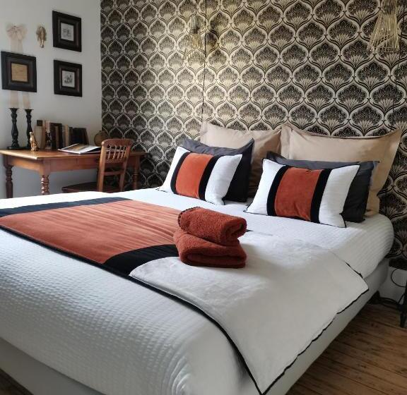 تختخواب و صبحانه La Maison De Ville