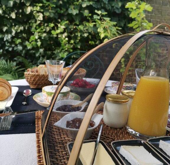 تختخواب و صبحانه La Maison De Ville