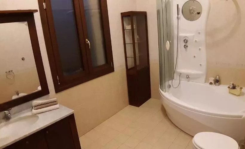 تختخواب و صبحانه La Torre Di Longara