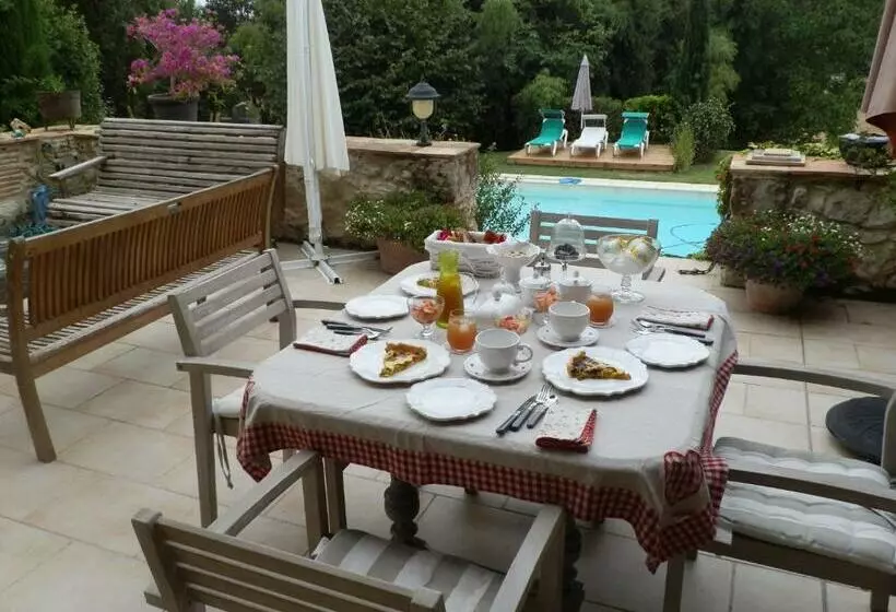 ベッドアンドブレックファースト Les Tamaris