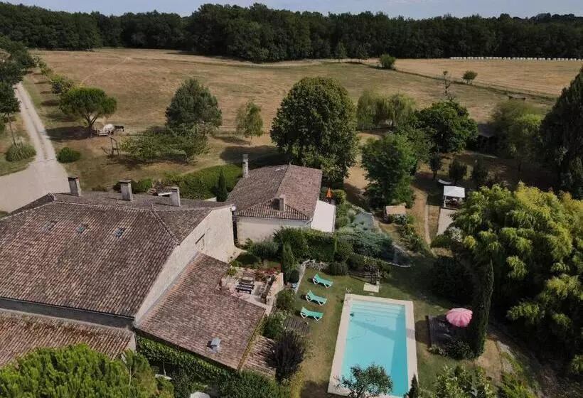 ベッドアンドブレックファースト Les Tamaris