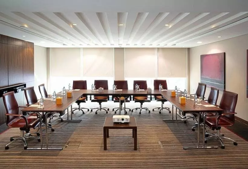 ホテル Centro Al Manhal by Rotana