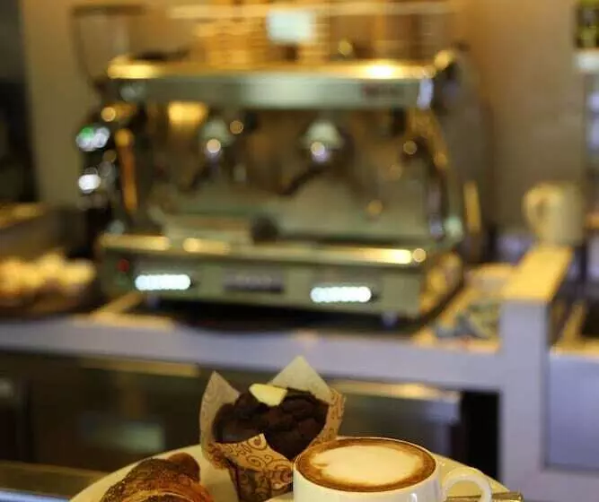 ホテル Centro Al Manhal by Rotana