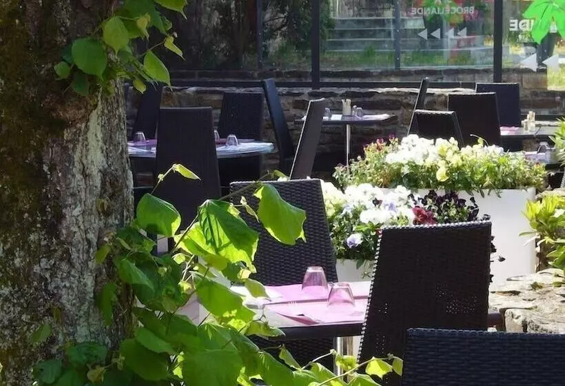 Logis Hotel, Restaurant Et Spa Le Relais De Broceliande