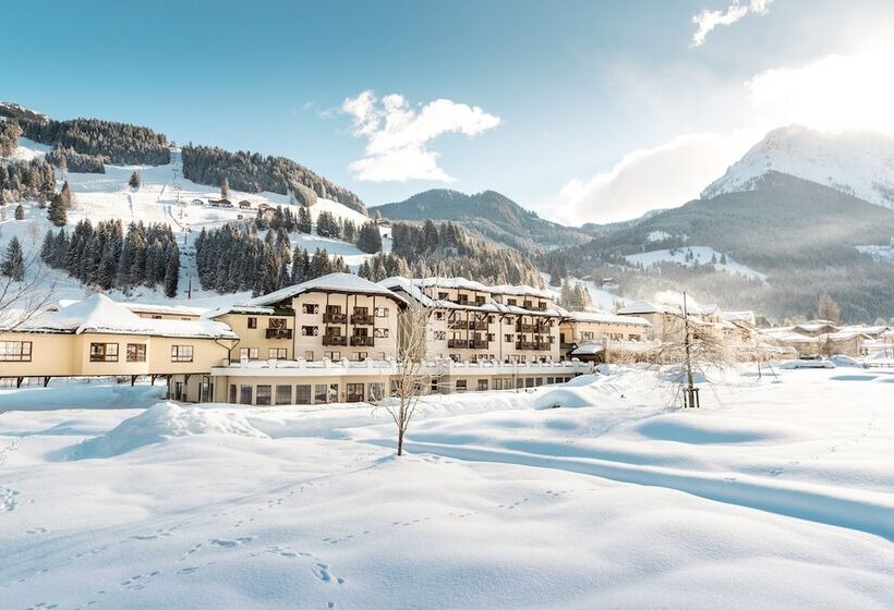 Отель Robinson Amadé