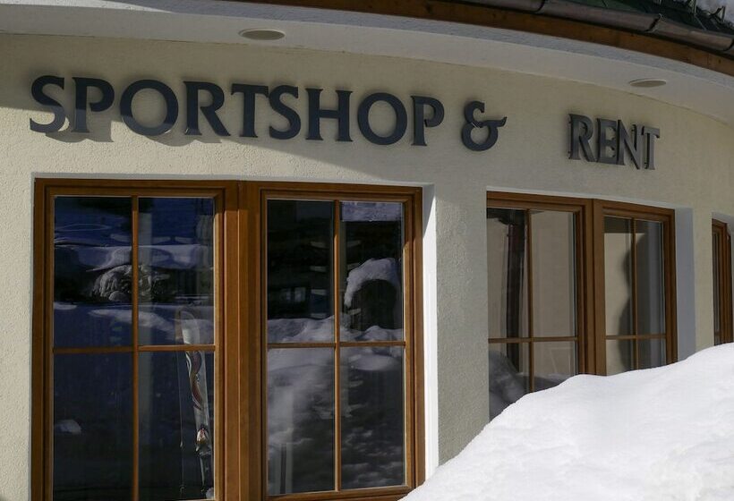 Отель Robinson Amadé