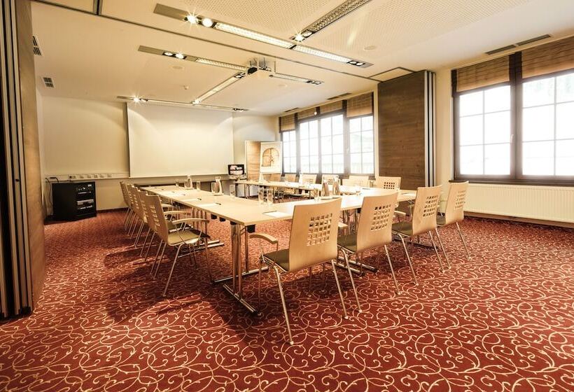 Отель Robinson Amadé