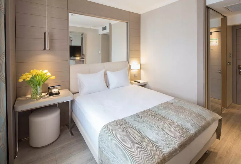 هتل Titanic Comfort Mitte