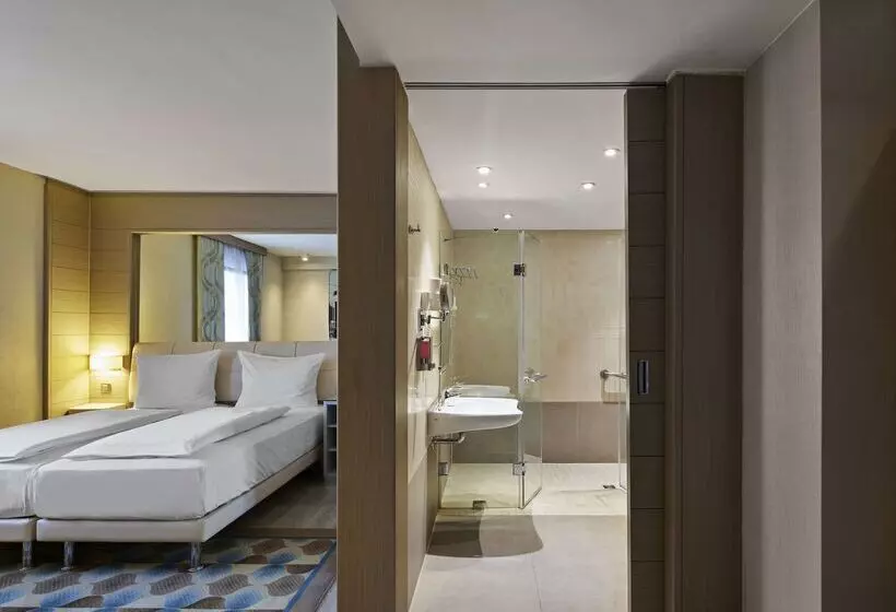 هتل Titanic Comfort Mitte