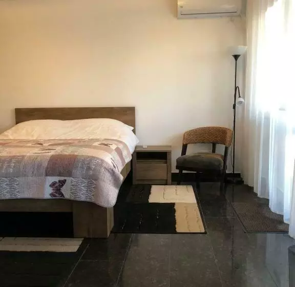 تختخواب و صبحانه Studio