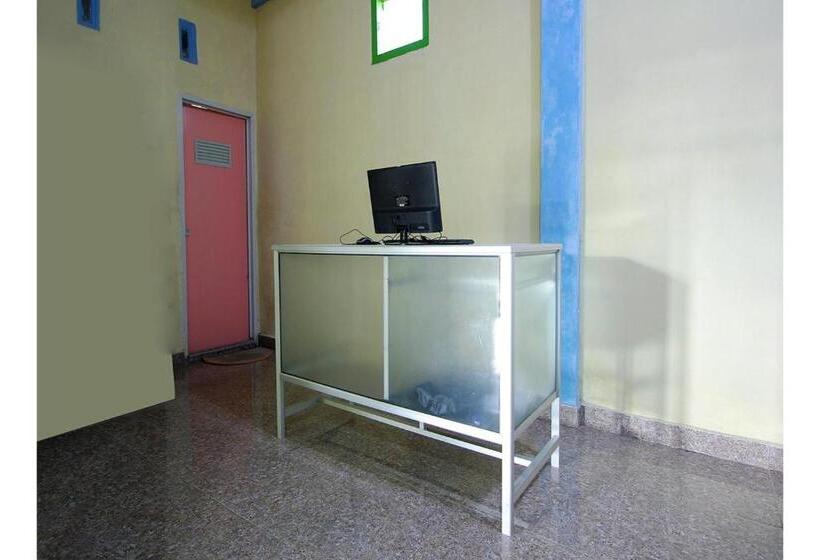 호텔 Reddoorz Near Jalan Sejahtera Lubuk Linggau